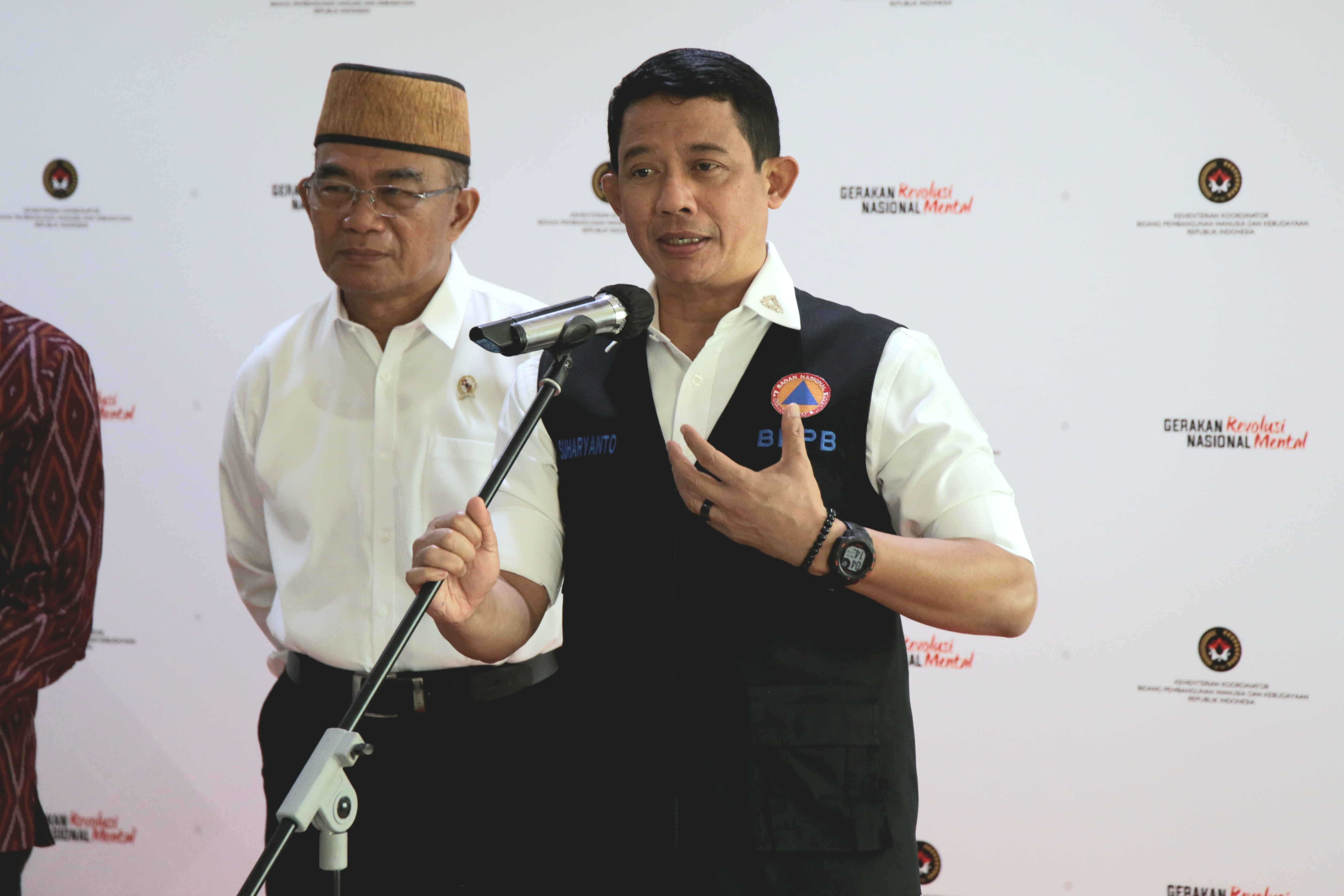 Kepala Badan Nasional Penanggulangan Bencana (BNPB) Letjen TNI Suharyanto (kemeja putih dengan rompi hijau) saat memberikan keterangan pers setelah Rapat Koordinasi Tingkat Menteri Rencana Bantuan Kemanusiaan Pemerintah Indonesia ke Libya di Kantor Kemenko PMK, Jakarta, pada Jumat (22/9)